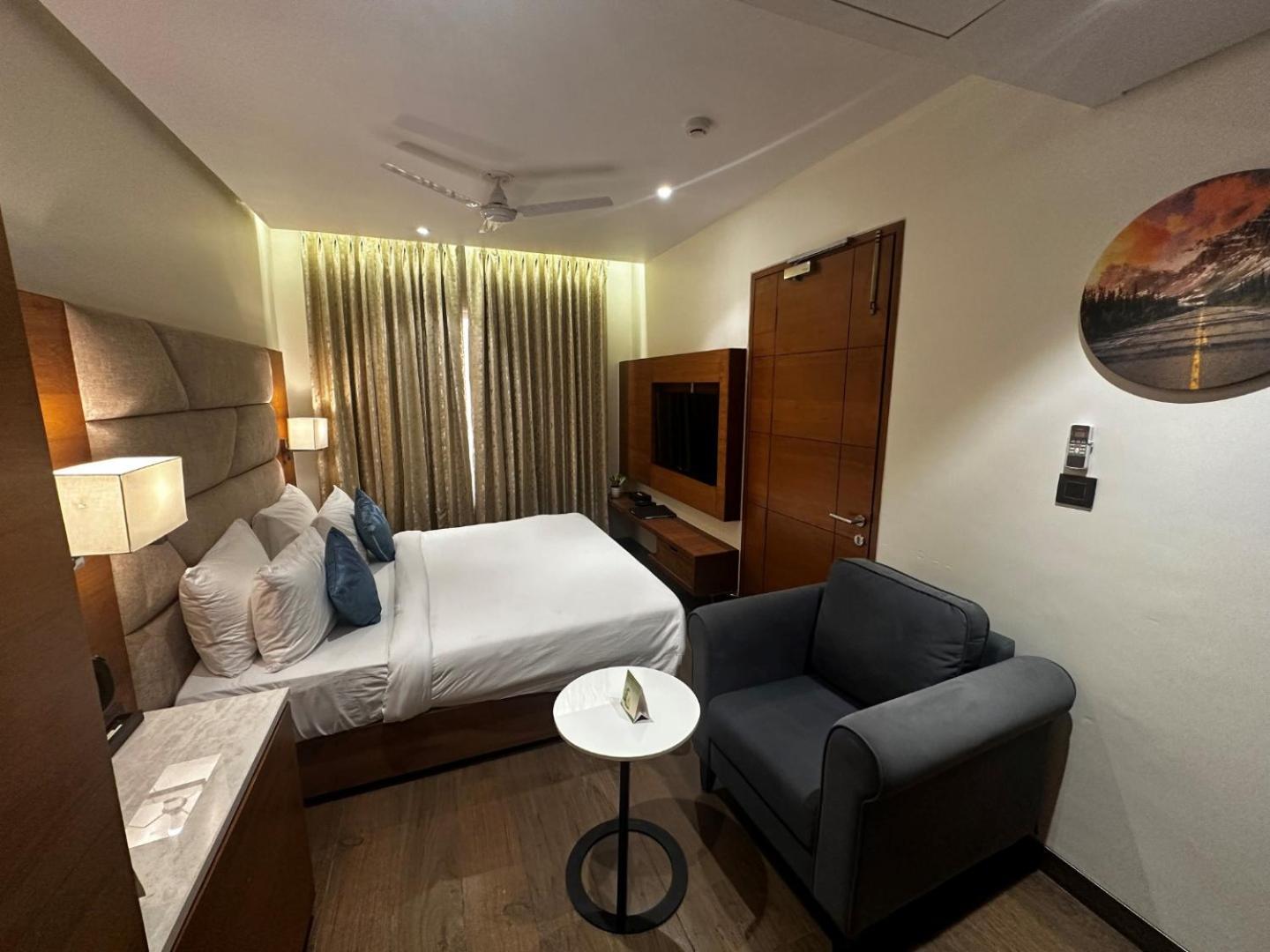 The Glory Suites Near Igi Airport Нью-Дели Экстерьер фото